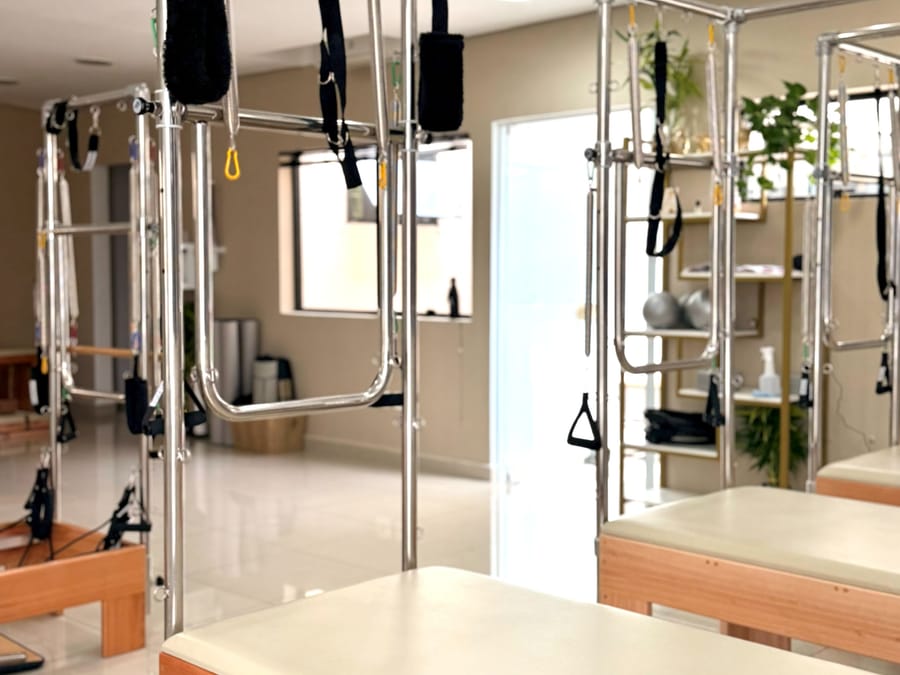 Cadillac e aparelhos de pilates da Ore Studio