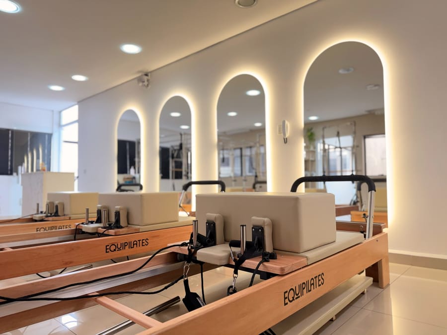 Sala da Ore Studio Bragança Paulista, com reformers e espelhos em arco iluminados