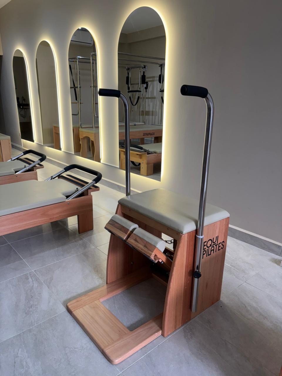 Sala da Ore Studio Atibaia, com espelhos em arco iluminados